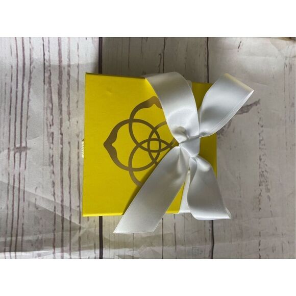 Kendra Scott gift box and bag set - Picture 8 of 11